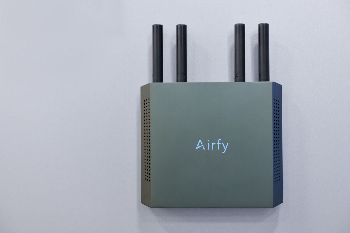Airfy Access Point an einer Wand, noch mit dem früheren Airfy-Schriftzug.